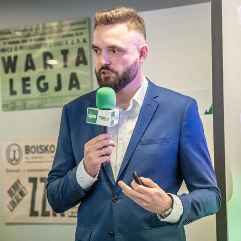 Dominik Grześkowiak podczas wystąpienia publicznego